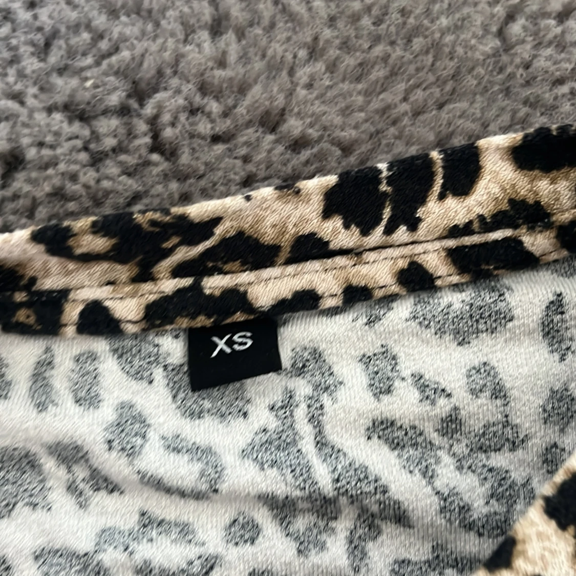 Leopardmönstrad topp i beige och svart XS - 2