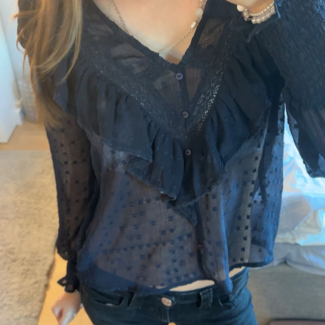 Mörkblå blus med volang och knappar - 2