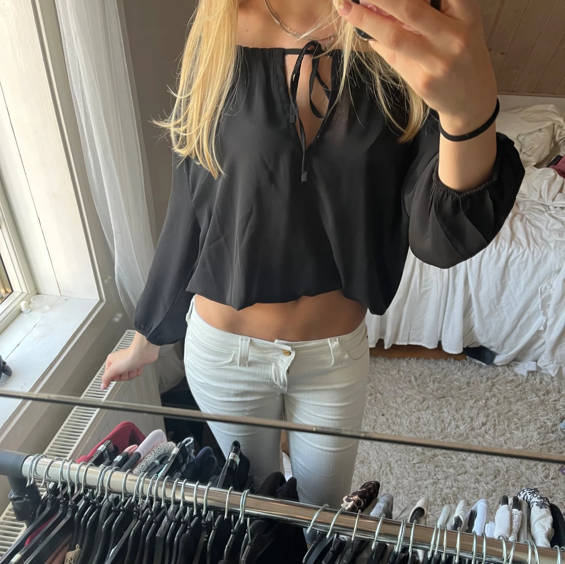 Svart croppad blus med snörning