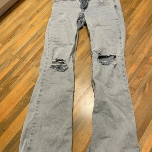 Ljusblå ripped jeans från Nelly - Ljusblå jeans med slitna hål på båda benen från Nelly. Jeansen är lågmidjade och boutcut 😊 Storleken är 38 short. Jag är 171 och dom passar perfekt i midjan men lite för korta ☹️ Det är anledning till att dom säljs! Väldigt fint skick 