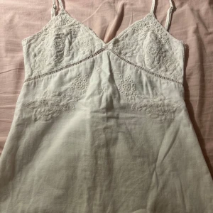 Vit topp  - Vit topp från Zara i storlek xs! Pris kan diskuteras!❤️