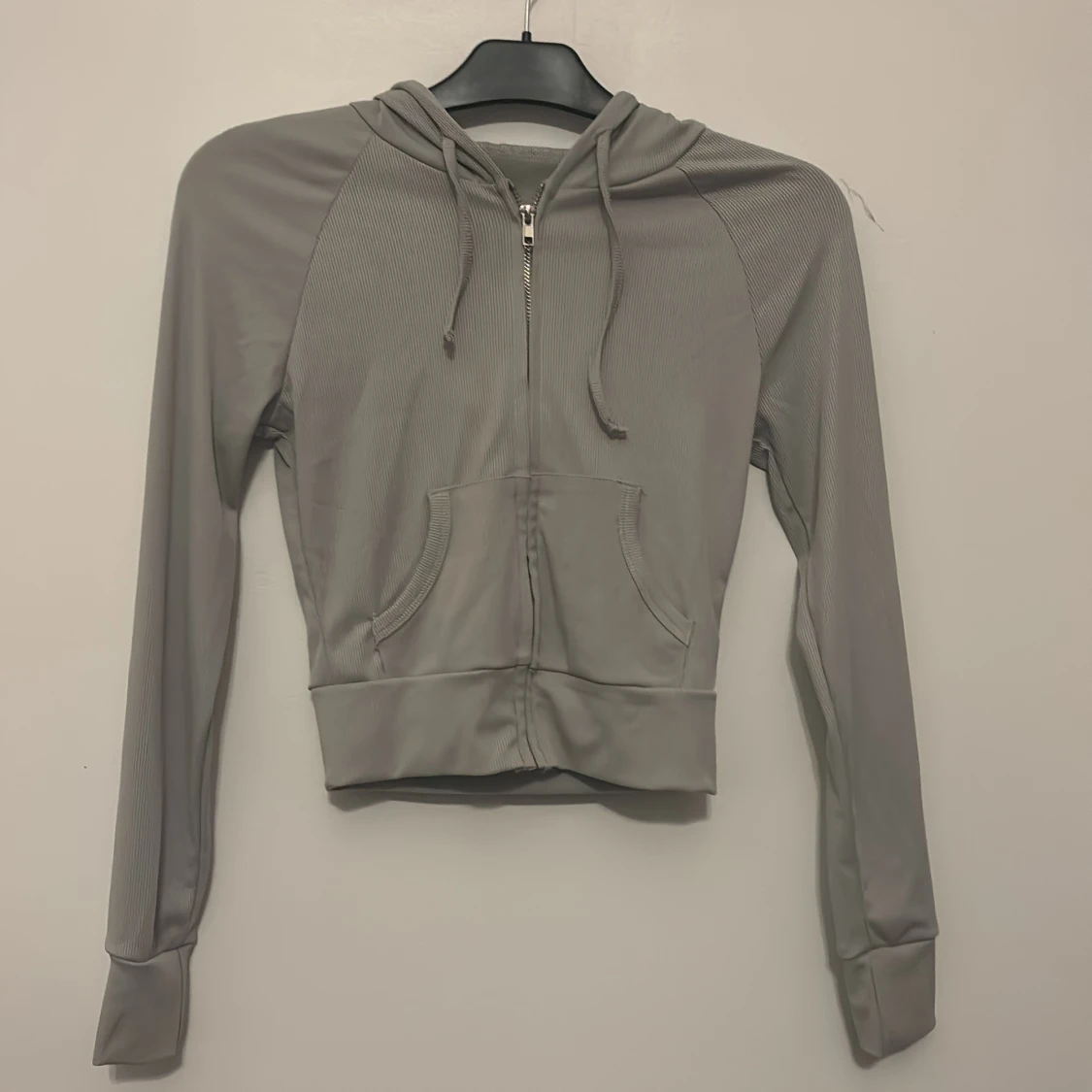 Grå croppad figursydd hoodie med dragkedja