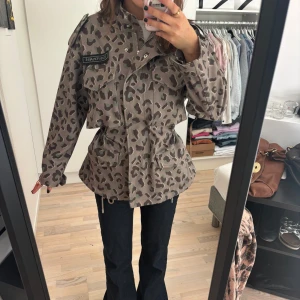 Jacka - Bra skick. Aldrig använd 