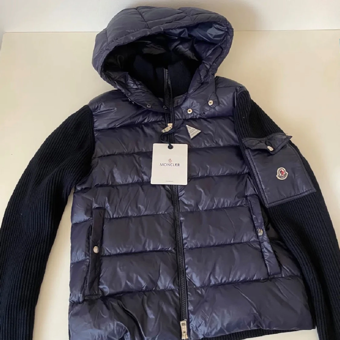 Mörkblå Moncler pufferjacka med huva