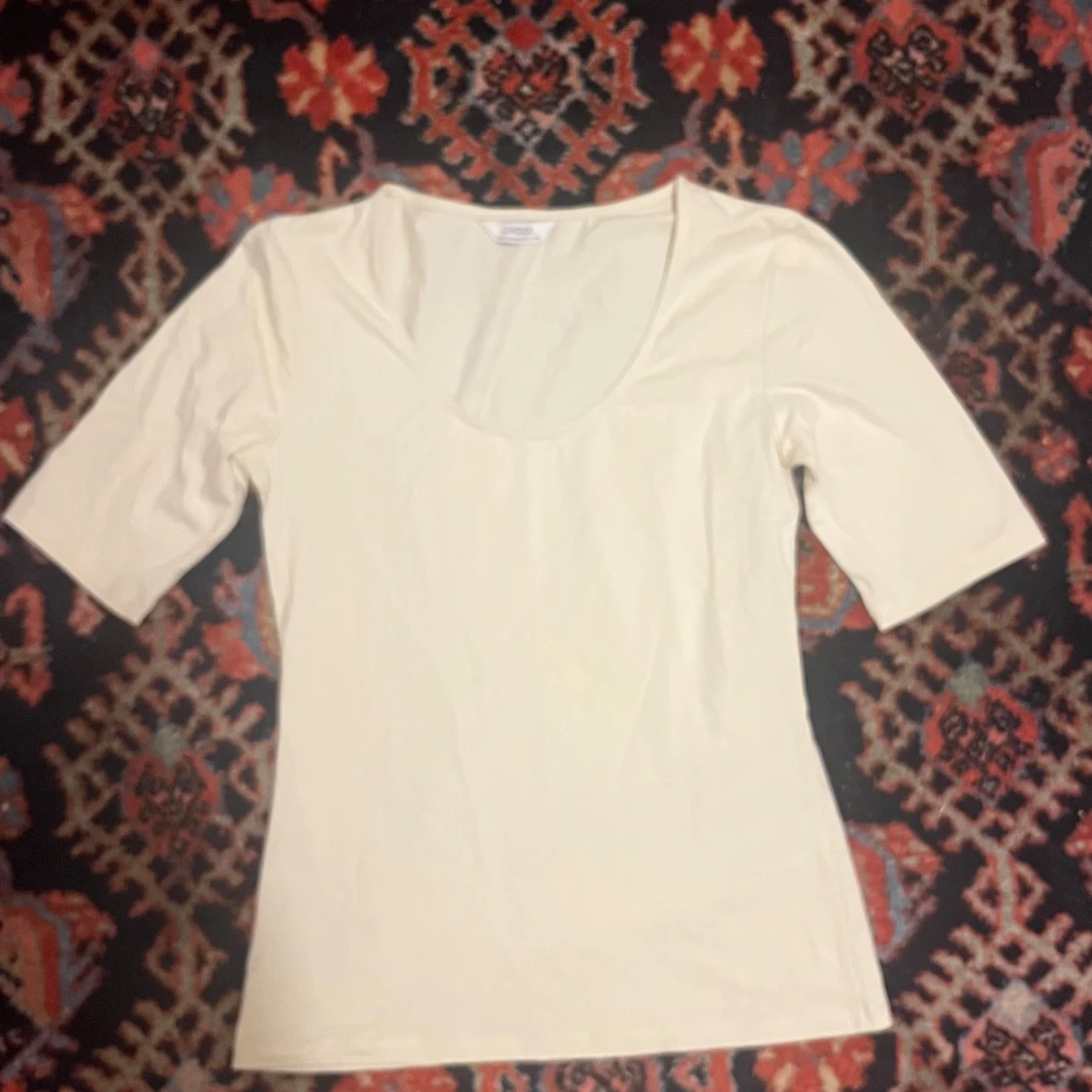 Beige topp med rund hals