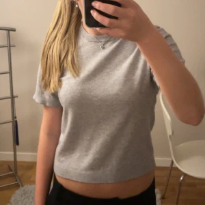 Grå stickad topp från Gina Tricot - Säljer en ljusgrå stickad topp från Gina Tricot i storlek S. Super mjuk skön. Använd 1 gång. Skriv om du har några frågor!🩷