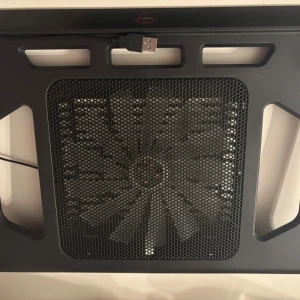 GX7 320 Laptop Cooling Pad - Effektiv laptopkylare från GX7 med stor fläkt och USB-anslutning. Passar de flesta laptops och håller datorn sval vid intensiv användning. Produkten är i gott skick utan synligt slitage eller defekter. Perfekt för gaming eller arbete.