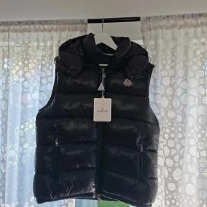 Moncler väst - Väldig fin, skön och varm väst skulle rekommendera den. Säljer eftersom den inte passar mig fick den i present.                      Perfekt för höst/vår väder knappast använd bara testad