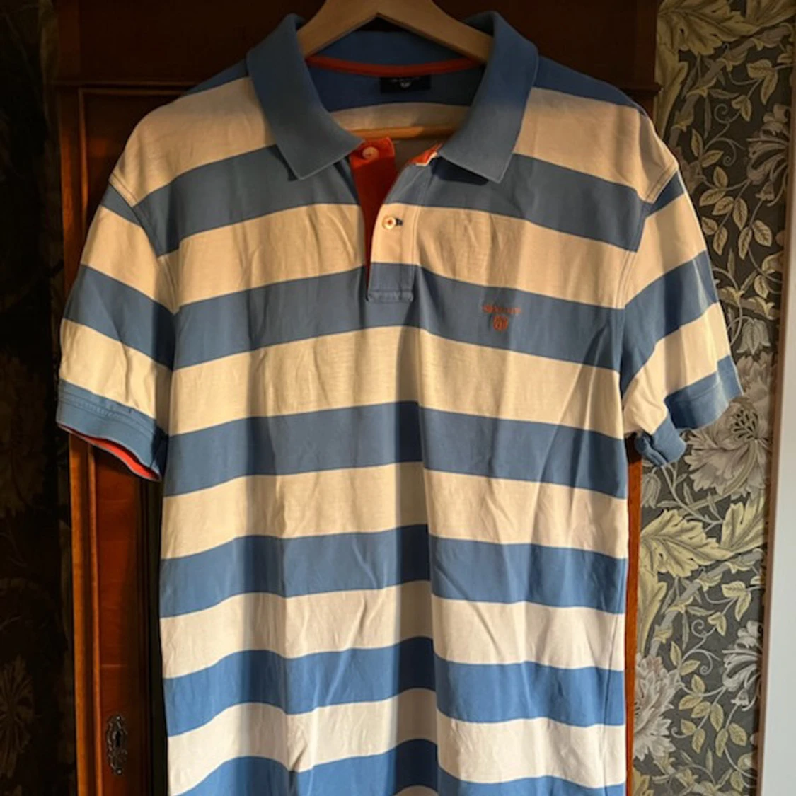 Randig pikétröja i blått och vitt