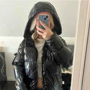 Guess vinterjacka  - Varm, svart och glansig från guess. Kedjan man i ryggen har gått sönder och den har någon liten fläck på framsidan som lätt kan tas bort och knappt syns. Använd fåtal gånger. Nypris 2000kr och är helt slutsåld. Pris kan diskuteras 💕