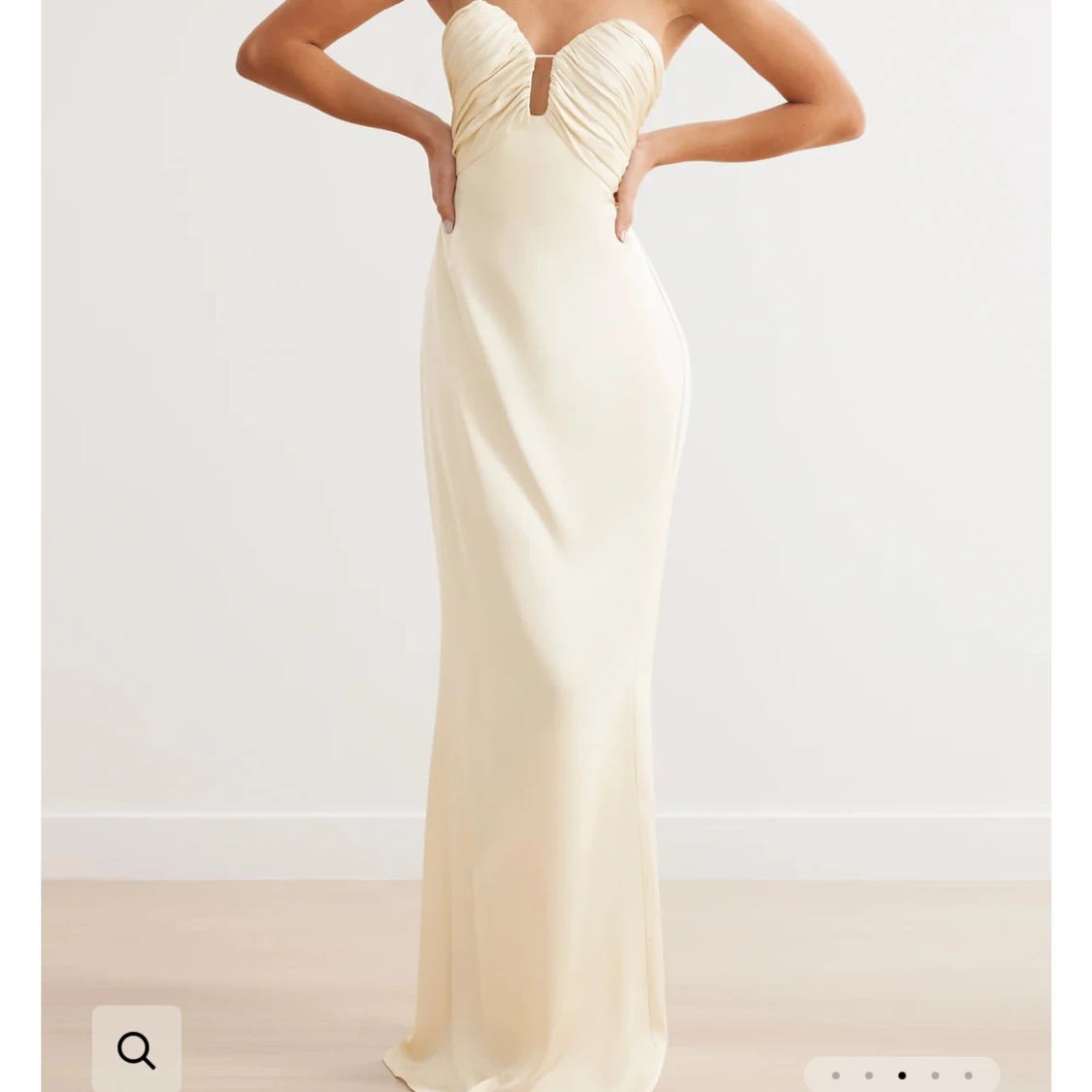 Champagnefärgad axelbandslös långklänning - 1