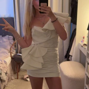 Vitt set från Zara - Skitsnyggt set från Zara i storlek xs, varje del kostar 825kr men jag säljer båda för 1000kr! Det är helt oanvänt med prislapp kvar!