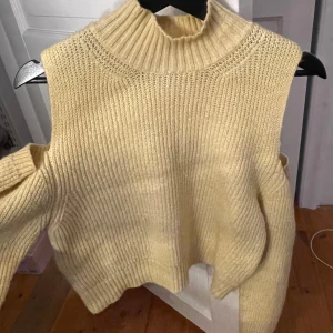 Gul stickad offshoulder-tröja Gina Tricot - Säljer denna jättefina gula stickad tröjan från gina utan axlar. Knappt använd, skriv för fler bilder.