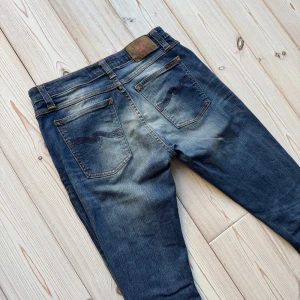Nudie jeans  - Säljer nu dessa Nudie jeans i väldigt bra skick med en riktigt snygg tvätt. Modell: Skinny Lin. Storlek: 30W 30L. Nypris: 1800kr. Mitt pris: 649kr. Skriv vid frågor eller för fler bilder 🤩