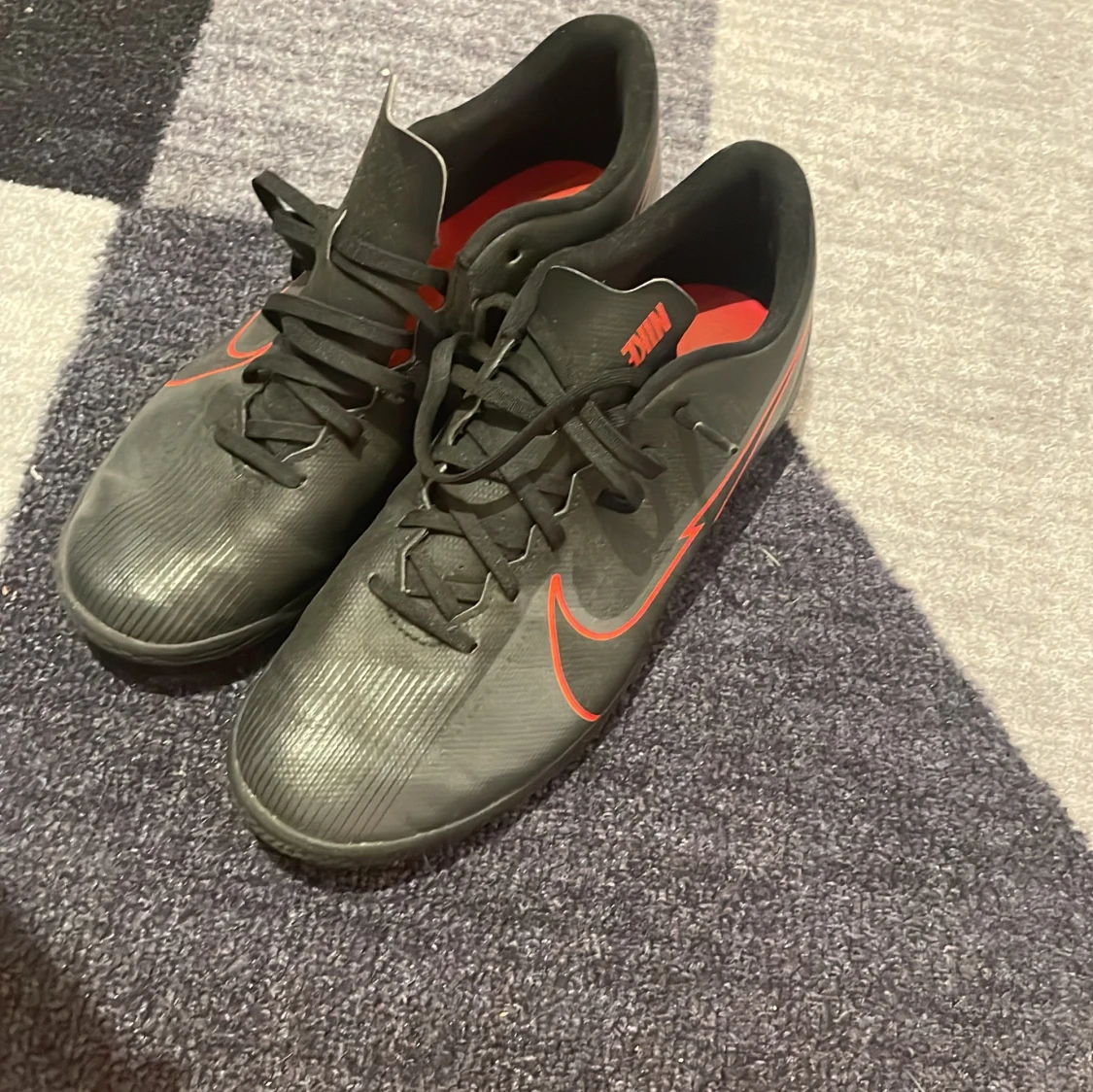 Nike fotbollsskor svart/röd strl 44 - 1