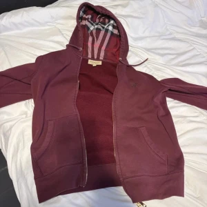 Burberry hoodie vinröd  - Vinröd hoodie från burberry sällsynt modell