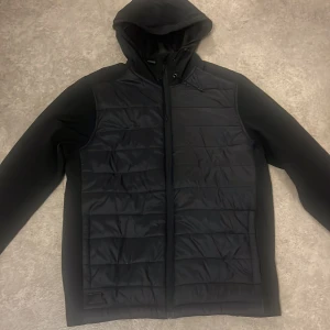 Svart vindjacka från Pitch Stone XS - Svart pufferjacka från Pitch Stone i storlek XS. Helt ny utan prislapp, vid önskan om fler bilder kontakta mig.