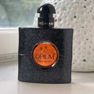 YSL Black Opium EdP 50ml - Black Opium EdP från Yves Saint Laurent i 50 ml storlek. Mycket kvar i flaskan.