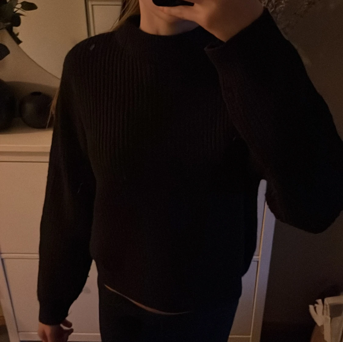 Svart stickad tröja med hög hals