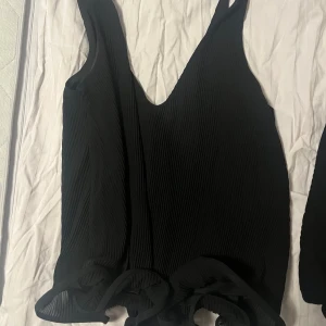 Svart sätt från NAKD  - Säljer detta sätt från NAKD med en kjol och en topp med volanger 😍perfekt nu till hösten 🍂