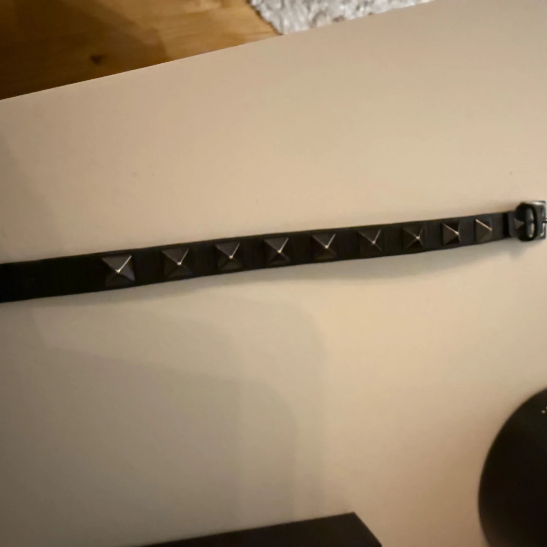 Svart Valentino bälte med nitar