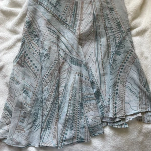 Blå kjol  - Super fin blå/turkos kjol i medellängd. Köpt second hand men har aldrig själv använt den. I super fint skick. Står 36 på lappen men skulle säga att den passar XS/34. 