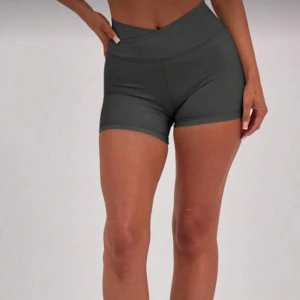 Grå träningsshorts från Musera - Helt nya och oanvända träningsshorts i behaglig färg och V- mönster på framsidan. Står ”Musea sports” på baksidan. Säljer för dem inte passade mig. Prislapp kvar!