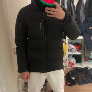 Svart sailracing vinterjacka bytes mot annan vinterjacka  - Sailracing jacka BYTES MOT ANNAN VINTERJACKA