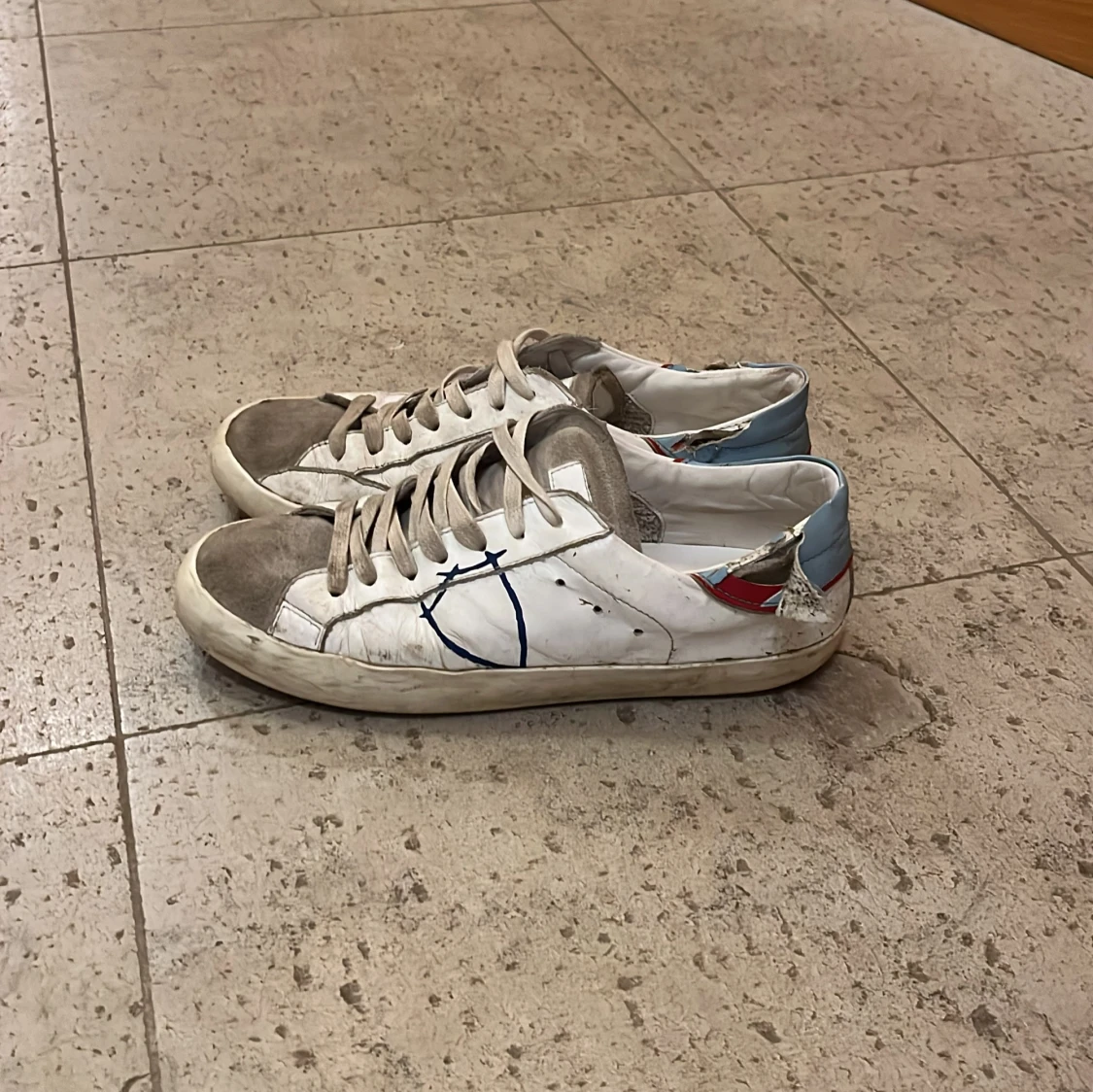Vita och grå sneakers med blå detalj