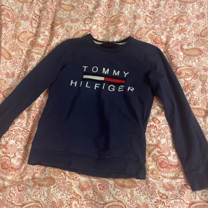 Tommy hilfiger tröja  - Fin tröja endast använda ett fåtal gånger ✨🎀
