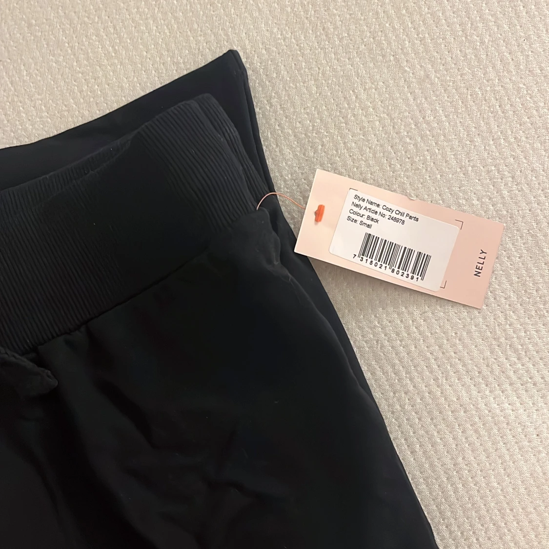 Svarta Cozy Chill Pants från Nelly - 3