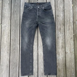 Nudie Grim Tim - Säljer nu dessa sjukt snygga gråa Nudie Jeans Grim Tim! De är i storlek 30/32! Hör av dig vid frågor eller funderingar, priset är inte hugget i sten!