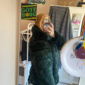 Pälsjacka - Super snygg grön pälsjacka. Köpt på vinted för 170 kr och jag har aldrig använt den. Skön och varm inuti och perfekt för höst och vinter!