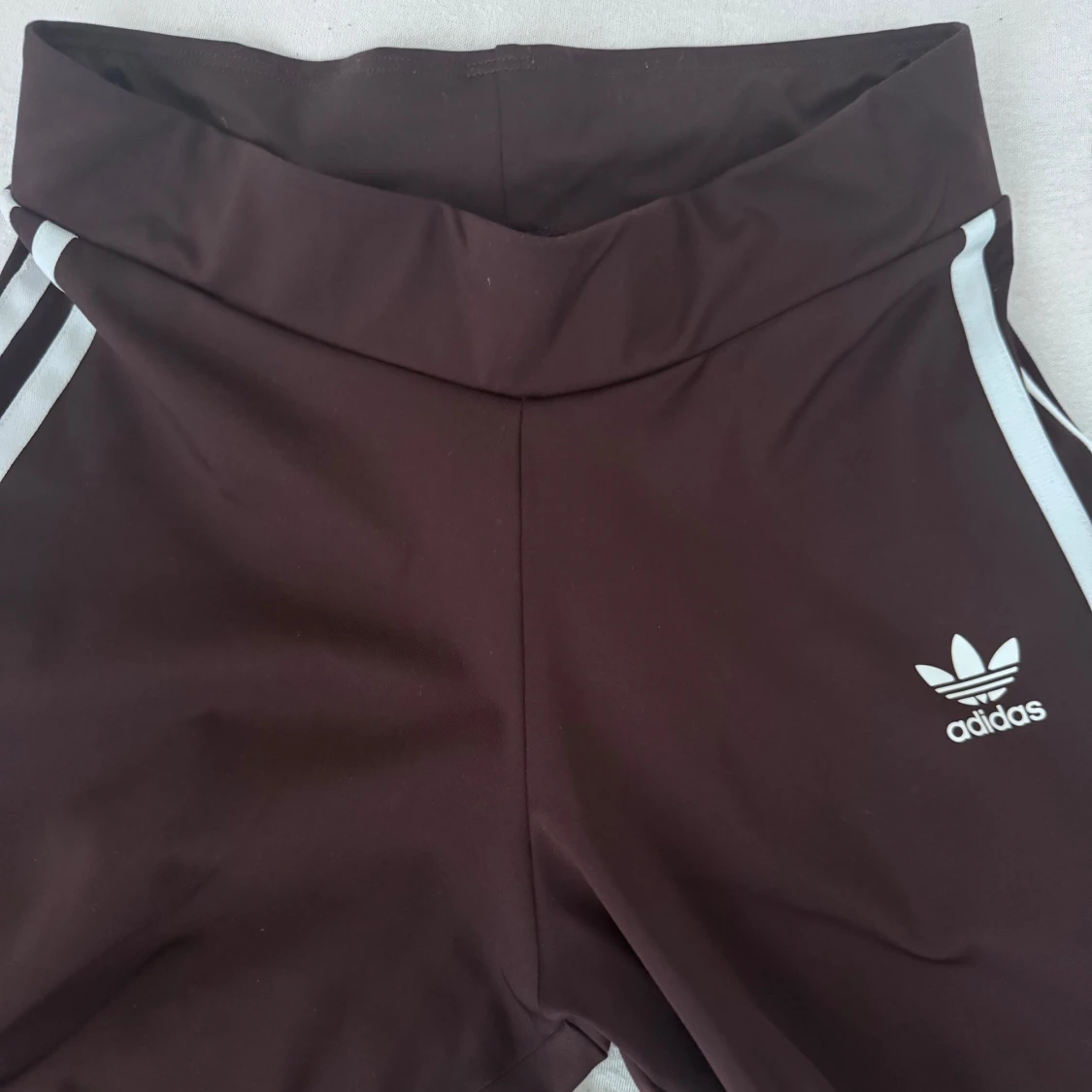 Bruna Adidas byxor med vita ränder XS - 2