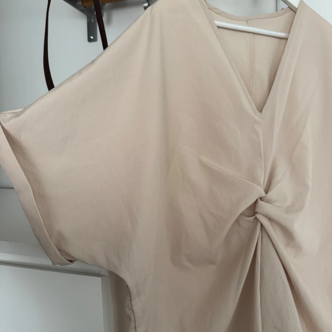 Beige omlottklänning med knut - 1