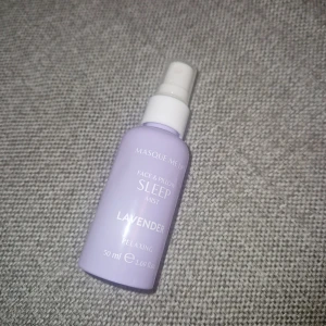 Face & Pillow Mist - Berikad med lugnande lavendel hjälper denna dubbelfunktionella mist att lugna dina sinnen och förbereda ditt sinne för vila, vilket gör den perfekt för din kvälls rutin. En mild sprayning på ansiktet eller kudden inbjuder till avslappning och lugn, och förvandlar läggdags till en fridfull, spa-liknande upplevelse. Endast tagit några få spray, se sista bild. Säljes då jag inte tål doften tyvärr.