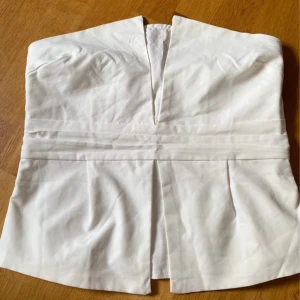Korsett topp - Super fin vit korsett topp utan band🎀endast testad