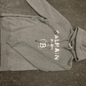 Balmain hoodie - Balmain hoodie, sitter lite oversized men mycket stilren