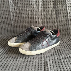 Phillipe modell skor - Nu säljer vi även dessa snygga Philippe Model skor som är i bra skick. Väldigt bra pris också då nya kostar runt 4000 så in och köp ett par sköna skor nu!