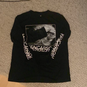 Ken Carson/Destroy Lonely Tour merch - Sälja pga den inte kommer till användning längre, mycket bra skick och kvalité.  Passar s och m  Pris kan diskuteras 😊mycket sällsynt.