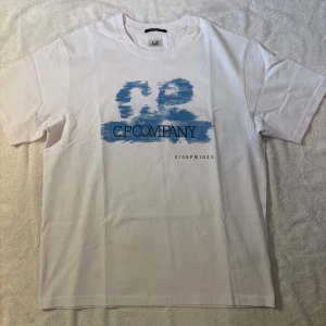 C.P. Company t shirt - Oanvänd CP company t shirt med schysst blått tryck på framsidan och blank rygg. Kommer i C.P. Company påse. Storleken är M och passar bra på modellen som är 179 65kg. Skickar eller möts upp i Sthlm 🔥🔥🔥