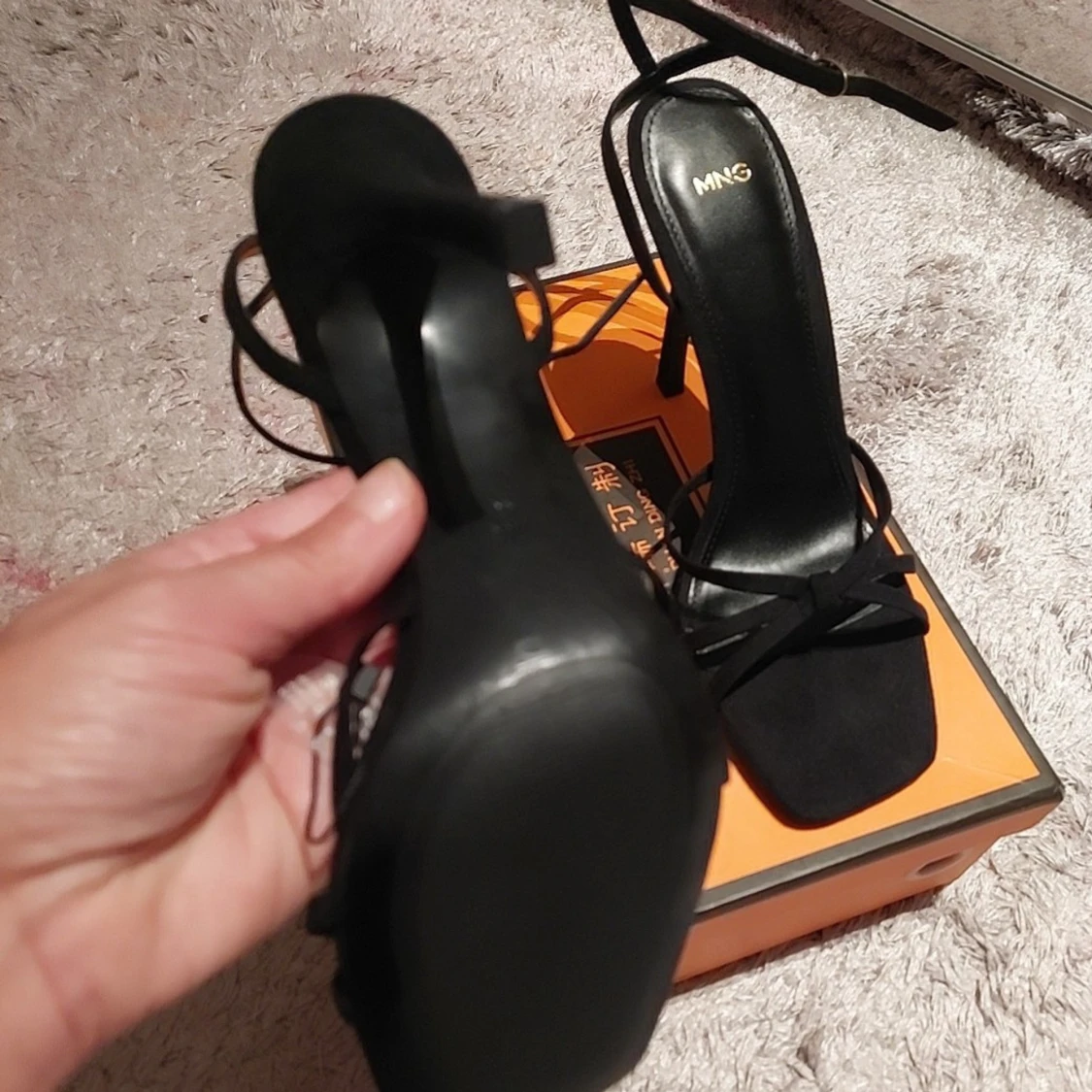 Svarta klackade sandaler från Mango  - 3