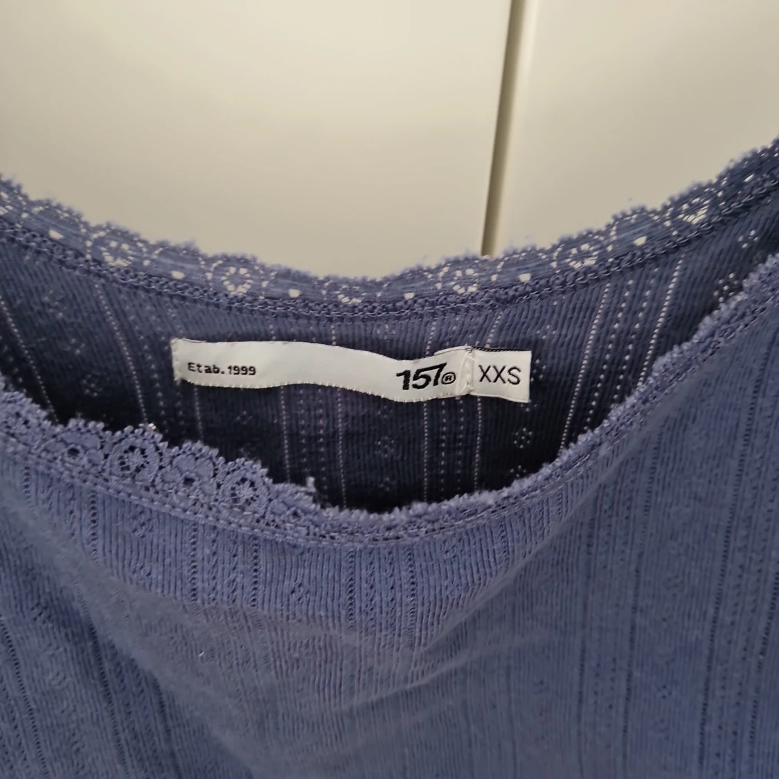 Mörkblå ribbad linnetopp med spets - 2