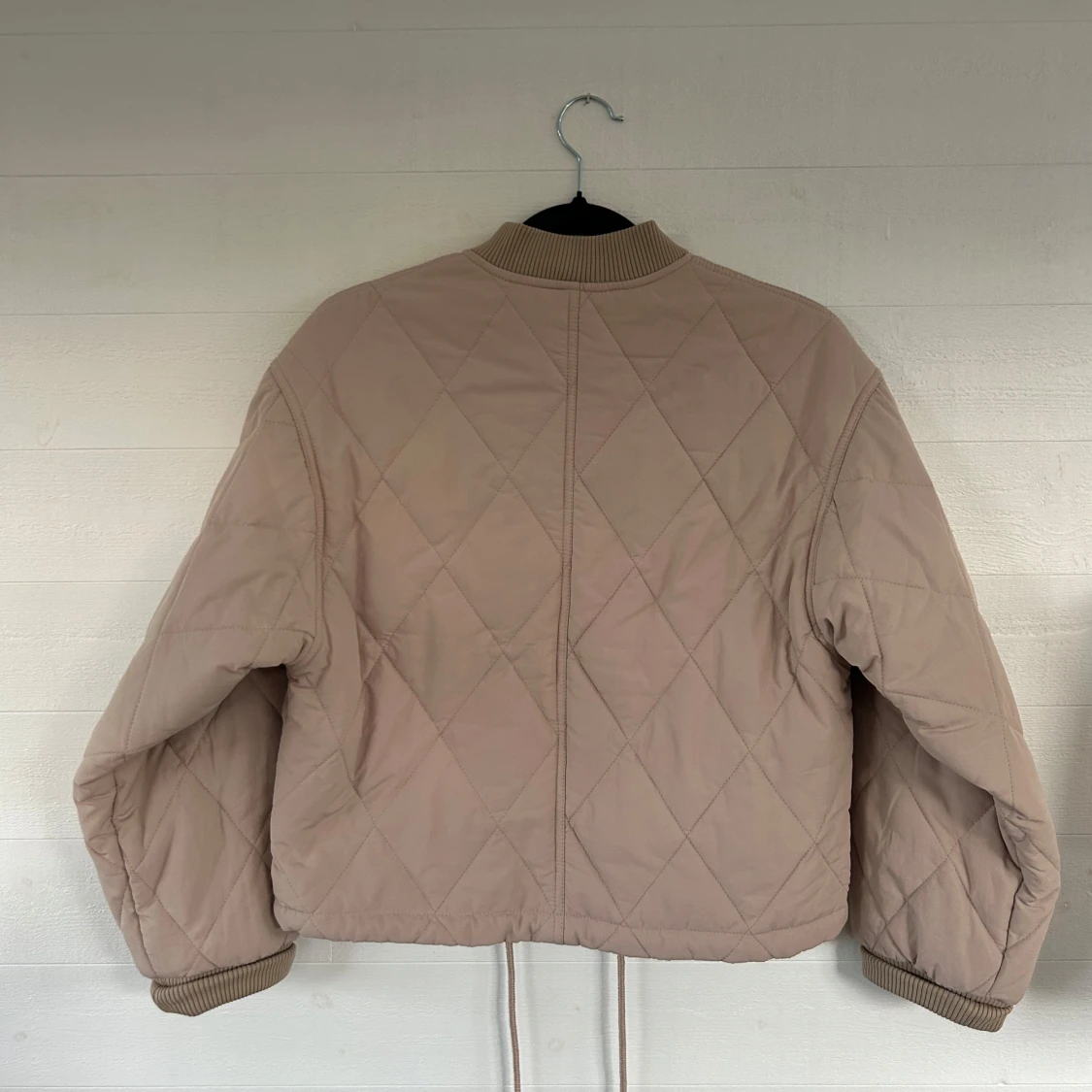 Beige quiltad jacka från Monki - 1