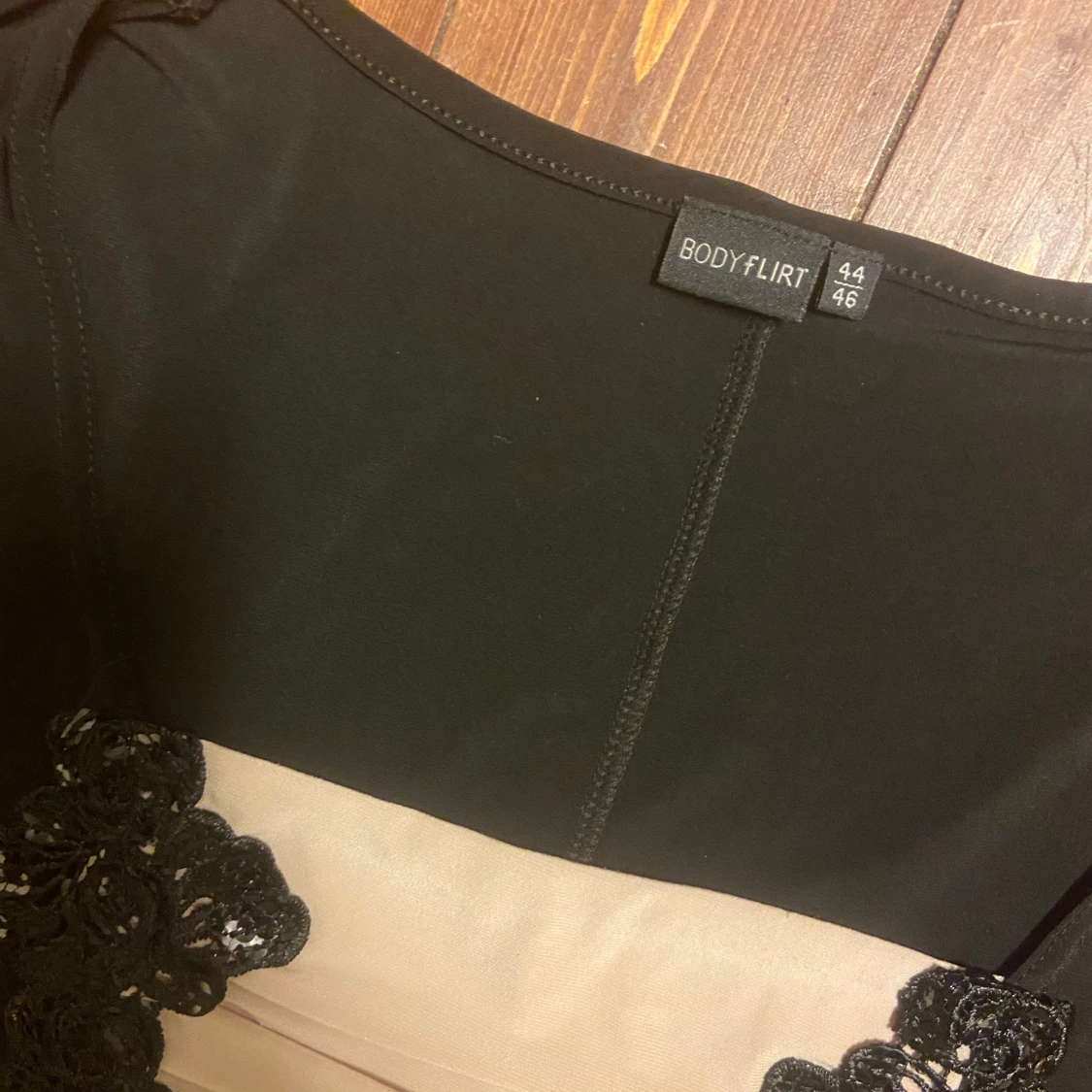 Svart och beige klänning Bodyflirt - 1