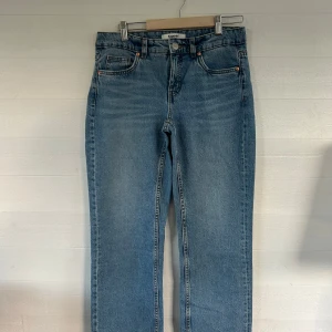 Low waist Cropped straight jeans - Blå croppade jeans från Kappahl med rak passform och låg midja. Klassisk femficksmodell i denim med bälteshällor och knappgylf. Perfekta för dig som gillar en avslappnad och stilren look.🤩💕