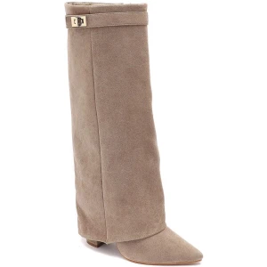 Beige mockastövlar med spetsig tå - Snygga beige stövlar i mocka med spetsig tå och låg klack. Stövlarna har en dekorativ rem med guldfärgat spänne upptill och en stilren, minimalistisk design. Perfekta för dig som vill ha en trendig och clean look. Nästan helt nya då jag endast använt engång