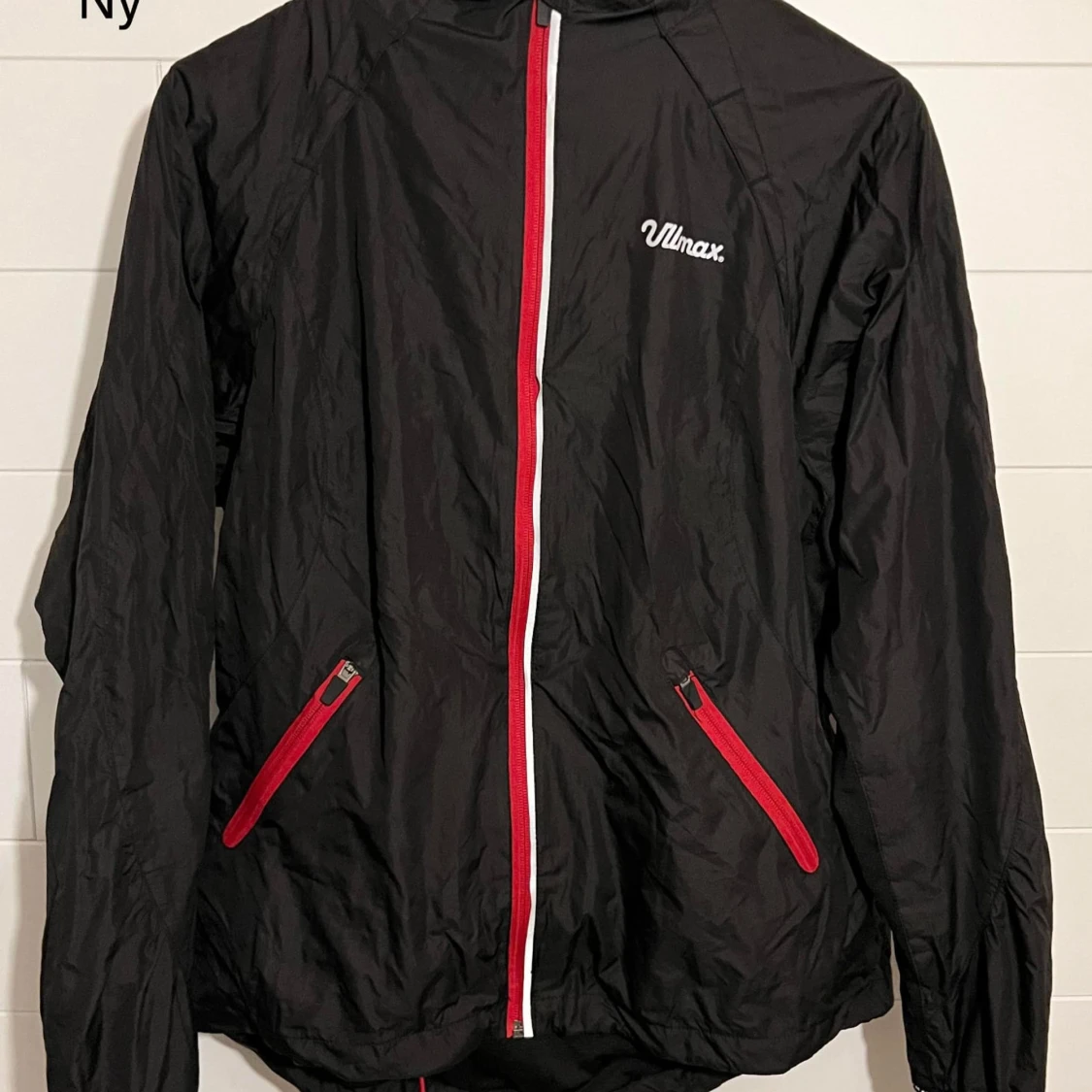 Svart vindjacka från Ulmax med röda detaljer