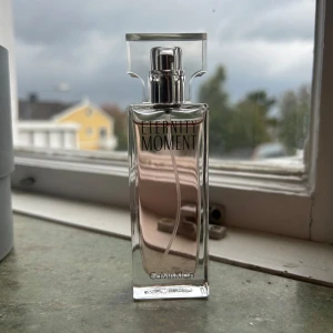 Eternity Moment parfym - Säljer en Eternity Moment parfym från CK. Den är testad någon enstaka gång. 