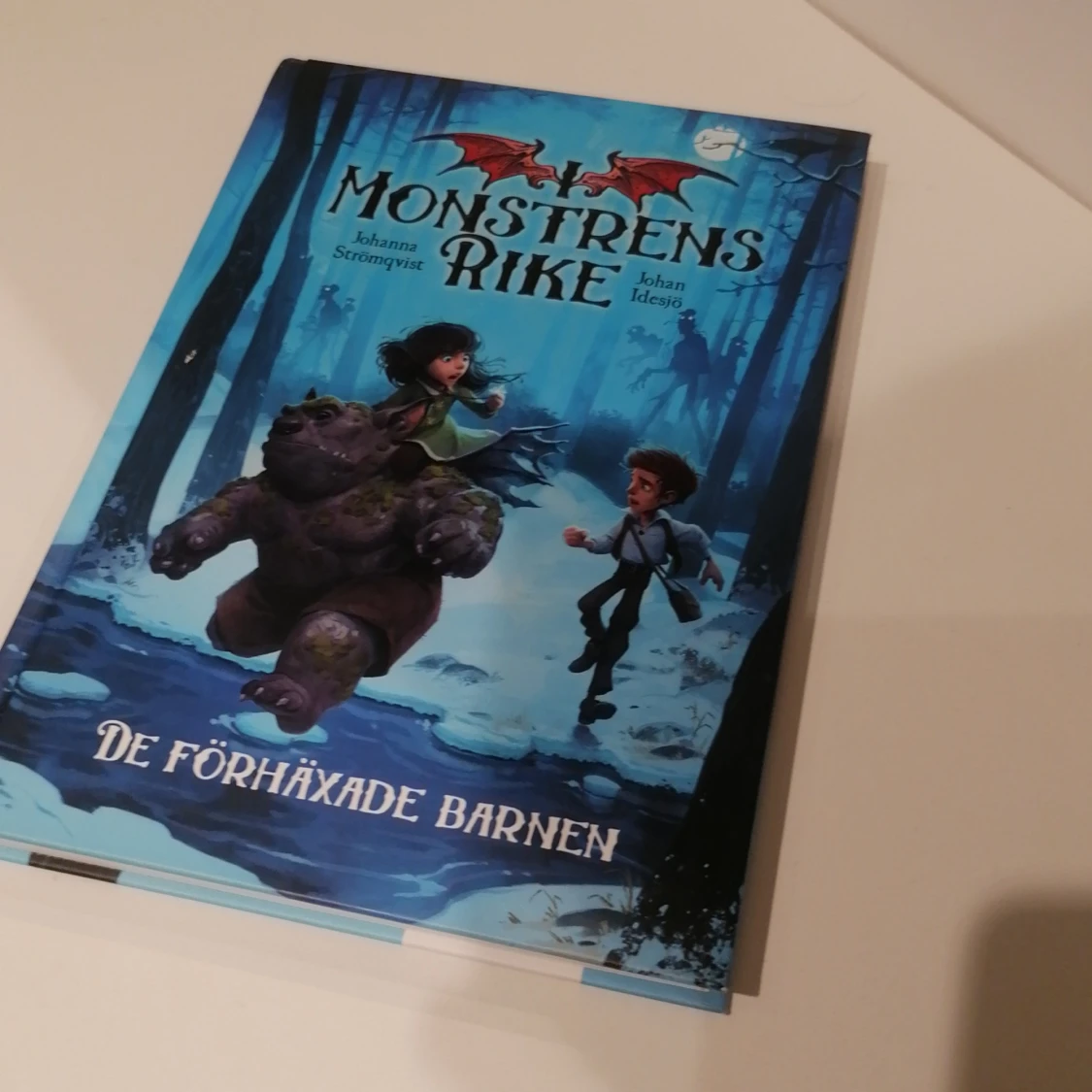 Monstrens Rike: De förhäxade barnen